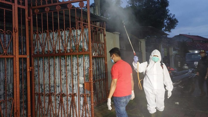 Polisi lakukan olah TKP ulang di rumah sekeluarga tewas di Kalideres, Jakarta Barat,Sabtu (12/11/2022). Petugas juga melakukan penyemprotan disinfektan.
