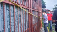 Selain polisi, turut hadir ke lokasi ialah petugas PMI, pihak Kelurahan Kalideres, petugas PPSU, hingga ketua RT (Rumondang Naibaho/detikcom)