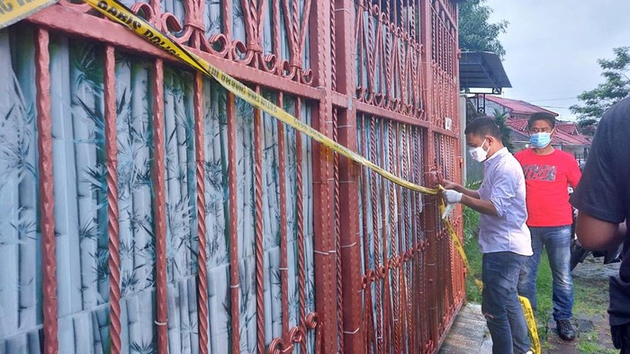 Polisi lakukan olah TKP ulang di rumah sekeluarga tewas di Kalideres, Jakarta Barat,Sabtu (12/11/2022). Petugas juga melakukan penyemprotan disinfektan.