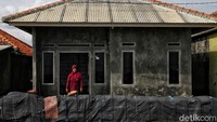 Potret warga berpose di depan rumah bantuan yang telah direlokasi oleh Pemkab Karawang. Mereka mengaku telah tinggal di rumah relokasi dengan luas 8X6 meter per kapling itu sejak 6 bulan yang lalu. Dan harapannya semua warga yang terdampak abrasi di Desa Cemara Jaya dapat segera direlokasi di rumah itu.