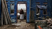 Menurut warga, ada tiga dusun yang masih terus menerus diterjang gelombang yakni Dusun Pisangan, Cemara II, dan Cemara I Utara. Hantaman gelombang pasang terparah itu terjadi pada 2016 silam. Waktu itu, air laut masuk ke rumah warga hingga paha orang dewasa. Tak sedikit juga banyak rumah yang roboh. 