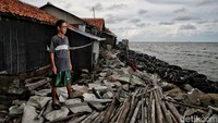 Salah satu warga memperlihatkan kondisi pantai Cemara Jaya yang dulunya nyaman dengan hamparan pasir yang luas namun kini luluh lantak dengan terjangan ombak atau rob di bibir pantai. Fenomena abrasi yang menyingkap desa Cemara Jaya Karawang itu seperti lenyap terkikis dan ditelan lautan bagaikan kisah Atlantis.