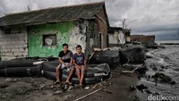 Beberapa warga yang tersisa di desa itu kini masih bertahan dengan membuat benteng pertahanan terakhir yaitu karung pasir yang disusun tepat di depan rumah. Tetapi benteng itu sering juga tidak mampu menahan hempasan gelombang air pasang.