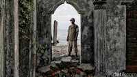 Terlihat warga berdiri di antara bangunan rumah yang telah hancur akibar gelombang air pasang abrasi pantai. Warga di desa Cemara Jaya ini harus siap untuk mandiri bertahan melawan ganasnya abrasi pantai di kawasan itu. Tak sedikit pemukiman warga yang sudah hancur ataupun yang tinggal menunggu hancur pada waktunya. 