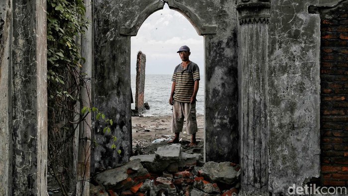Imbas Rob yang terjadi di utara pulau Jawa juga mengancam Desa Cemara Jaya, Kecamatan Cibuaya, Kabupaten Karawang, Jawa Barat di pesisir Karawang ini terancam hilang karena Abrasi Pantainya.