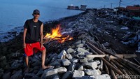 Pihak Kementerian Kelautan dan Perikanan (KKP) akhirnya harus turun tangan juga untuk membangun sabuk pemecah gelombang di sekitar bibir pantai sepanjang 3,3 kilometer. Kepala Dinas Perumahan Rakyat dan Kawasan Permukiman juga sudah berjanji merelokasi 371 kepala keluarga (KK) di tiga dusun di Desa Cemara Jaya yang rumahnya hancur akibat abrasi pantai.