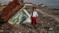 Sedikitnya 360 kepala keluarga terdampak abrasi pantai di Desa Cemara Jaya, Karawang. Abrasi di desa ini terbilang cukup parah, karena telah menghancurkan ratusan rumah warga dan tempat usaha di kawasan itu. Karena dulunya Pantai Cemara Jaya ini adalah destinasi favorit bagi warga untuk berwisata. Salah satu SD Cemara Jaya 2 juga terimbas abrasi pantai karena letaknya di bibir pantai yang hanya berjarak 5 mete.