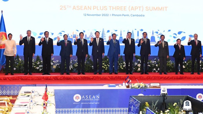 Presiden Jokowi bersama Pemimpin ASEAN Plus Three