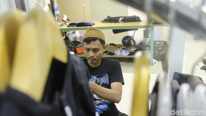 Produksi baju ALIFBA dari Pesantren Miftahul Khoir, Dago, Bandung