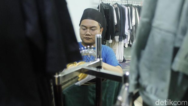 Produksi baju ALIFBA dari Pesantren Miftahul Khoir, Dago, Bandung
