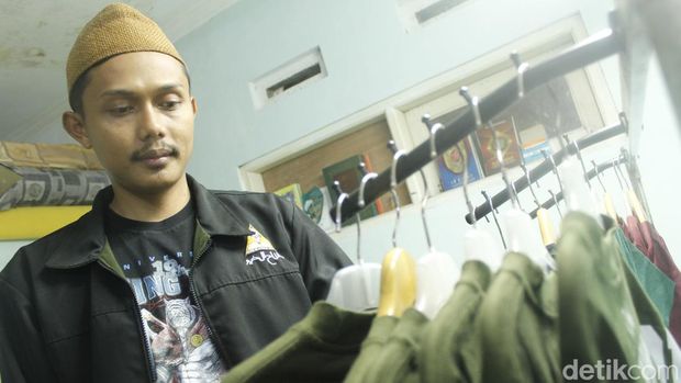 Produksi baju ALIFBA dari Pesantren Miftahul Khoir, Dago, Bandung