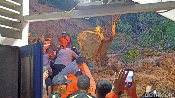Proses evakuasi korban tertimbun material longsor di Tapteng.