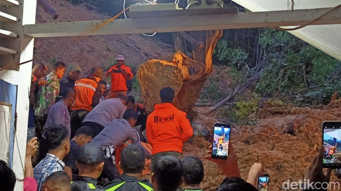 Proses evakuasi korban tertimbun material longsor di Tapteng.