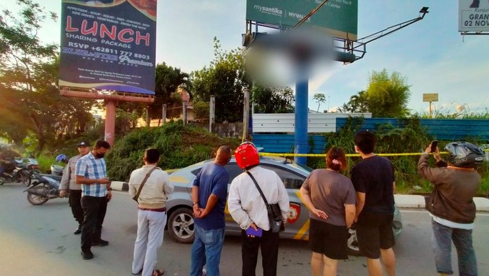 Proses evakuasi mayat pemulung yang ditemukan tewas kesetrum di atas baliho. (Foto: Dok. Polsek Batam Kota)