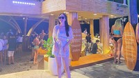 Ketika malam tiba, Puja Friska akan mencari beach club untuk hangout bersama teman-temannya. Selain Atlas Beach Fest, Finns Beach Club juga menjadi salah satu tempat favorit dirinya menghabiskan waktu. Foto: Instagram/hii.puja