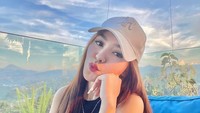 Setelah mengumumkan aspri ke-80, Hotman Paris ungkap identitas aspri ke-79. Sosoknya disebut sering hadir di Atlas Beach Fest menemani pengacara kondang tersebut. Foto: Instagram/hii.puja