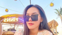 Wanita bernama Puja Friska ini selalu berkumpul dengan aspri lainnya di Atlas Beach Fest ketika datang ke Bali. Wanita berparas cantik ini paling senang hangout dan menikmati suasana alam di Bali yang asri. Foto: Instagram/hii.puja