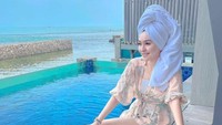 Bangun tidur di pagi hari, Puja akan selalu menyantap sarapan. Bukan di meja makan restoran, dirinya paling senang floating breakfast dengan menu makanan yang komplet dan mengenyangkan. Foto: Instagram/hii.puja