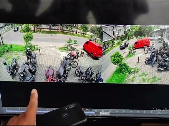Rekaman CCTV upaya pencurian sepeda motor di Kantor Media Online di Surabaya