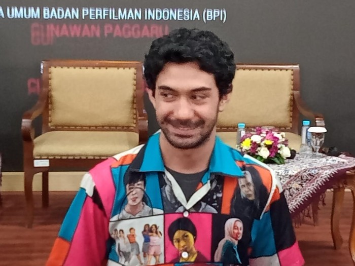 Reza Rahadian saat ditemui di kawasan Jakarta.