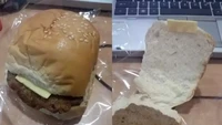 Tak kalah zonk, orang ini juga beli cheese burger. Dari luar terlihat kejunya melimpah, ternyata saat roti bunnya dibuka, kejunya hanya sehelai tipis. Foto: Instagram/Twitter