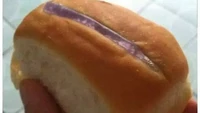 Tertarik beli roti dengan isian selai blueberry. Awalnya disangka bahwa isiannya juga ada di dalam rotinya, tapi ternyata rotinya kopong. Foto: Instagram/Twitter