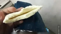 Di minimarket ada yang jual roti sandwich dengan isian selai. Namun agaknya, karyawan rotinya lupa memasukkan selai pada kemasan roti ini. Foto: Instagram/Twitter