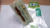 ika dilihat dari luar, sandwich ini terlihat memiliki isian yang melimpah. Namun, saat dibuka, isiannya hanya ditaruh di sisi luar saja. Foto: Instagram/Twitter