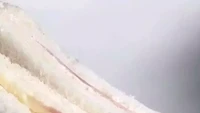 Beli sandwich malah kena prank. Dikira isiannya penuh ternyata hanya seiris daging yang tipis.  Foto: Instagram/Twitter