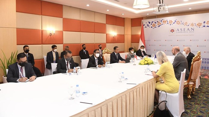 Hari ini Presiden Joko Widodo bertemu dengan Presiden Dewan Eropa Charles Michel di sela-sela pertemuan KTT ASEAN Kamboja di Hotel Sokha, Phnom Penh.