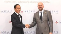 Jokowi mengajak Uni Eropa bekerja sama dengan Indonesia dan ASEAN untuk menyelesaikan krisis multidimensi yang saat ini sedang melanda dunia.