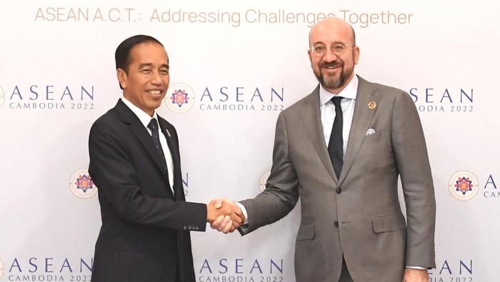 Saat Jokowi Ajak Uni Eropa Atasi Krisis Pangan hingga Energi Hari ini Presiden Joko Widodo bertemu dengan Presiden Dewan Eropa Charles Michel di sela-sela pertemuan KTT ASEAN Kamboja di Hotel Sokha, Phnom Penh.