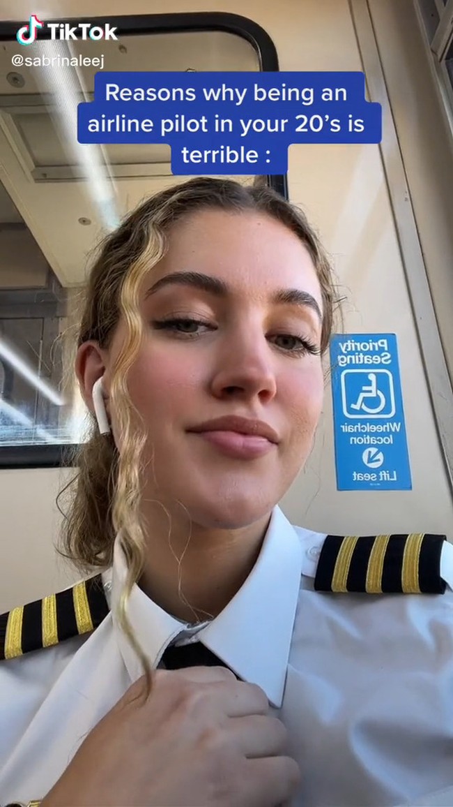 Dalam video yang sudah dilihat lebih dari 1,7 juta kali tersebut, Sabrina tampaknya tersinggung dengan perlakuan orang-orang. Selain bukan hanya terjadi sekali, wanita itu selalu berpenampilan sebagai pilot tapi tidak dianggap demikian karena seorang wanita.  Foto: Instagram/TikTok Sabrina Johnson