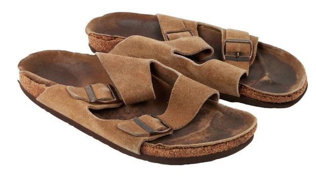 Sandal peninggalan Steve Jobs dilelang