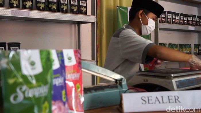 Santri di Purwakarta berhasil memproduksi simping sayuran.