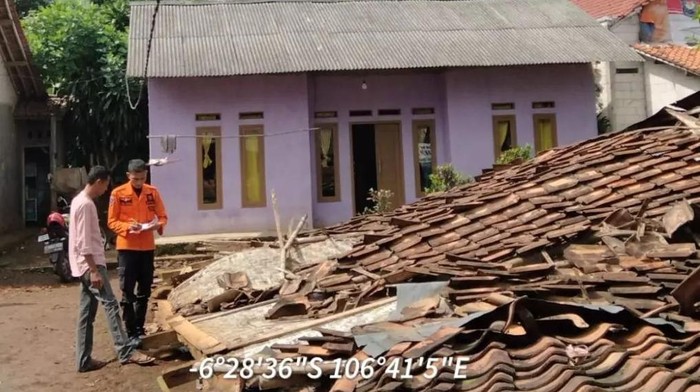 Satu rumah warga Kecamatan Ciseeng, Kabupaten Bogor, Jawa Barat (Jabar) ambruk. Rumah ambruk tersebut diakibatkan karena angin kencang. (dok BPBD Bogor)