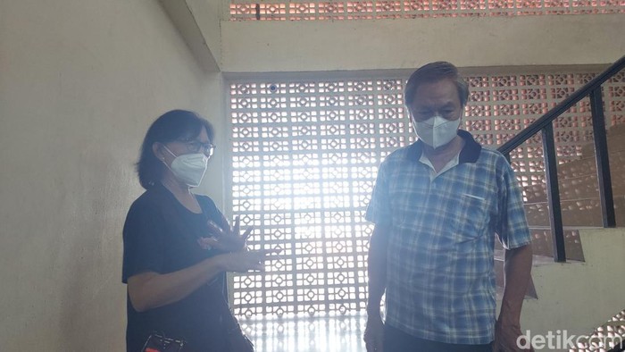 Sekeluarga ditemukan tewas mengering di dalam rumah di Jakbar. Adik korban tidak percaya sekeluarga tersebut meninggal akibat kelaparan. (Rumondang N/detikcom)