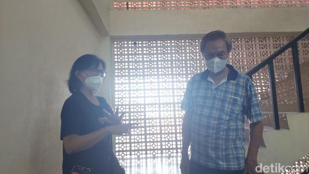 Sekeluarga ditemukan tewas 'mengering' di dalam rumah di Jakbar. Adik korban tidak percaya sekeluarga tersebut meninggal akibat kelaparan. (Rumondang N/detikcom)