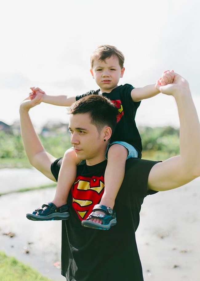 Meski sudah bercerai dari Celine Evangelista, Stefan William tetap menjalankan perannya sebagai ayah dari anak-anak mereka. Di Instagram, ia kerap membagikan momen kedekatannya dengan Lucio Otthild William dan Eadred Koa Lewis Miguel. (Foto: Instagram)