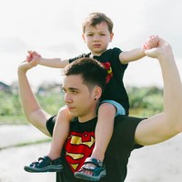 Meski sudah bercerai dari Celine Evangelista, Stefan William tetap menjalankan perannya sebagai ayah dari anak-anak mereka. Di Instagram, ia kerap membagikan momen kedekatannya dengan Lucio Otthild William dan Eadred Koa Lewis Miguel. (Foto: Instagram)