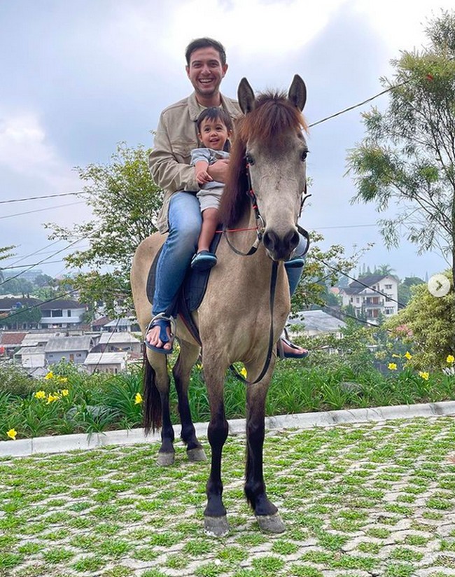 Berusia 32 tahun, Rifky Balweel sudah memiliki dua putra. Anak yang pertama yakni Arsen Raffa Balweel dari pernikahannya dengan Risty Tagor. Adapun anak kedua, Kazeem Zhafi Balweel, lahir pada 2020, buah cintannya dengan istri sekarang, Biby Alraen. Ia memastikan anak-anaknya merasakan figur ayah di setiap tahap kehidupan mereka. (Foto: Instagram)