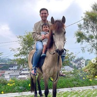 Berusia 32 tahun, Rifky Balweel sudah memiliki dua putra. Anak yang pertama yakni Arsen Raffa Balweel dari pernikahannya dengan Risty Tagor. Adapun anak kedua, Kazeem Zhafi Balweel, lahir pada 2020, buah cintannya dengan istri sekarang, Biby Alraen. Ia memastikan anak-anaknya merasakan figur ayah di setiap tahap kehidupan mereka. (Foto: Instagram)