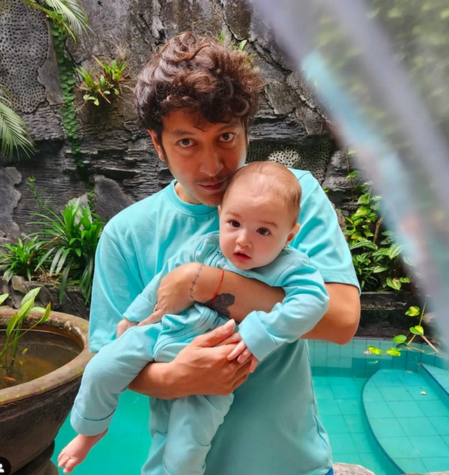 Dimas Anggara resmi menjadi ayah saat putri pertama buah cintanya dengan Nadine Chandrawinata lahir pada 22 Februari 2022. Begitu cintanya, ia menuliskan beberapa bait puisi untuk putrinya yang bernama lengkap Nadi Djiwa Anggara itu. (Foto: Instagram)