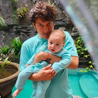 Dimas Anggara resmi menjadi ayah saat putri pertama buah cintanya dengan Nadine Chandrawinata lahir pada 22 Februari 2022. Begitu cintanya, ia menuliskan beberapa bait puisi untuk putrinya yang bernama lengkap Nadi Djiwa Anggara itu. (Foto: Instagram)