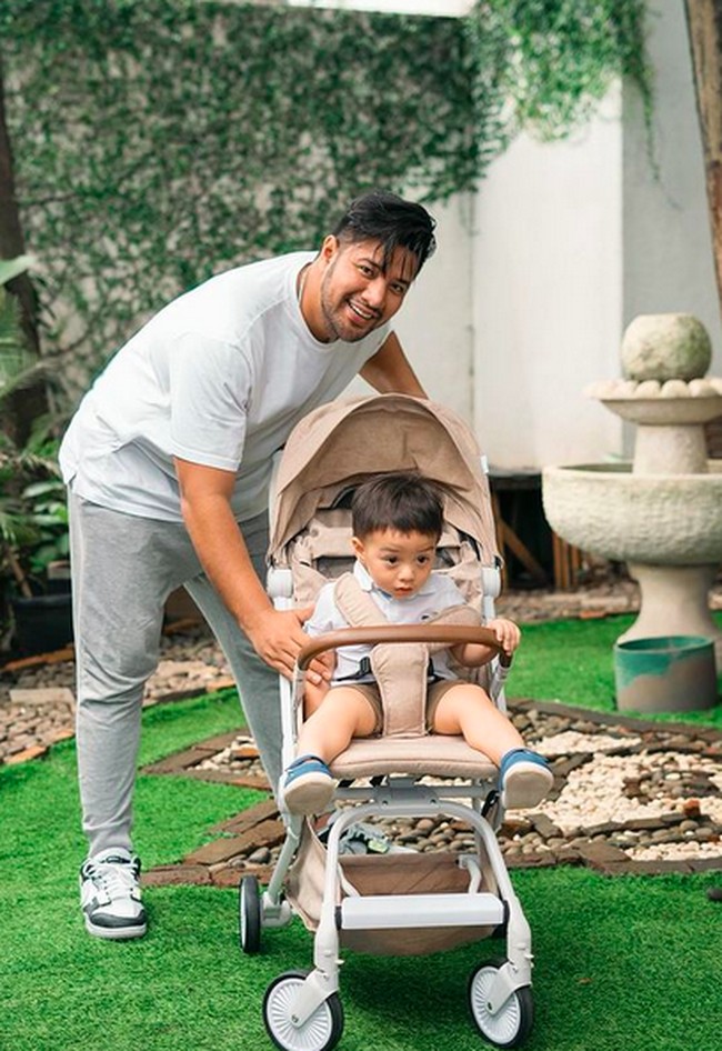 Dari pernikahannya dengan Irish Bella, Ammar Zoni telah dikaruniai empat anak. Anak pertama mereka, Air Rumi Akbar 1453, lahir dua tahun lalu. Di Instagram, Ammar kerap membagikan momen kebersamaan dengan sang jagoan. (Foto: Instagram)