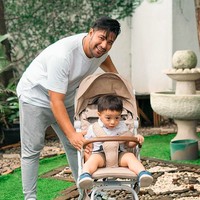 Dari pernikahannya dengan Irish Bella, Ammar Zoni telah dikaruniai empat anak. Anak pertama mereka, Air Rumi Akbar 1453, lahir dua tahun lalu. Di Instagram, Ammar kerap membagikan momen kebersamaan dengan sang jagoan. (Foto: Instagram)