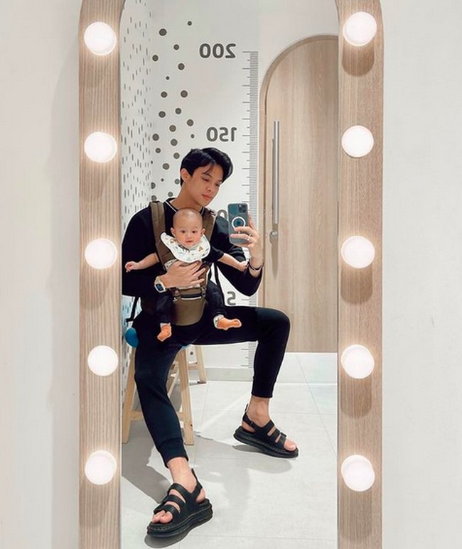 Menimang momongan pertama saat berusia 21 tahun, aktor Rey Mbayang sangat menikmati perannya sebagai ayah muda. Hampir setiap saat menghabiskan waktu bersama putranya, Arshakalif Muhammad Mbayang, ia tak melewatkan untuk selfie bersama. Saat ini, ia dan sang istri, Dinda Hauw, sedang menantikan kehadiran anak kedua. (Foto: Instagram)