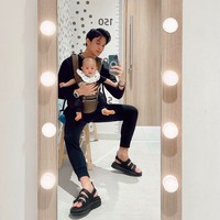 Menimang momongan pertama saat berusia 21 tahun, aktor Rey Mbayang sangat menikmati perannya sebagai ayah muda. Hampir setiap saat menghabiskan waktu bersama putranya, Arshakalif Muhammad Mbayang, ia tak melewatkan untuk selfie bersama. Saat ini, ia dan sang istri, Dinda Hauw, sedang menantikan kehadiran anak kedua. (Foto: Instagram)