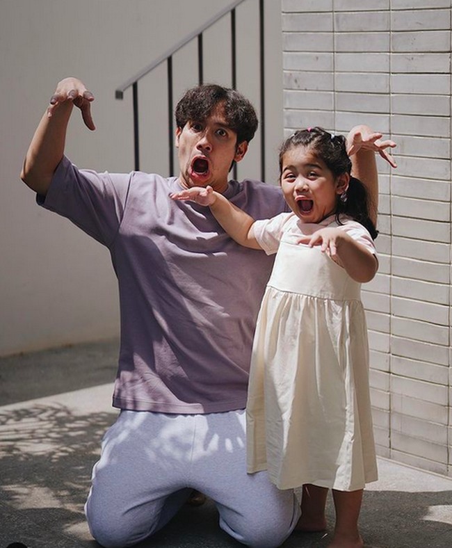 Ini pose kompak Tarra Budiman dan putrinya pertamanya, Kalea Jada Agyra. Ekspresinya menggemaskan. (Foto: Instagram)