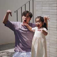 Ini pose kompak Tarra Budiman dan putrinya pertamanya, Kalea Jada Agyra. Ekspresinya menggemaskan. (Foto: Instagram)